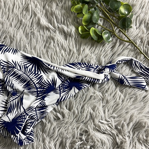 Nwot black and white pattern bikini side tie bottoms size S. - Picture 2 of 5